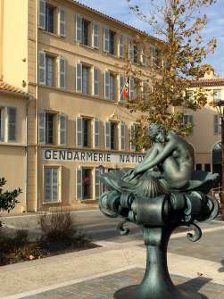 Saint-Tropez / Statue de Brigitte Bardot devant le Musée de la Gendarmerie et du Cinéma